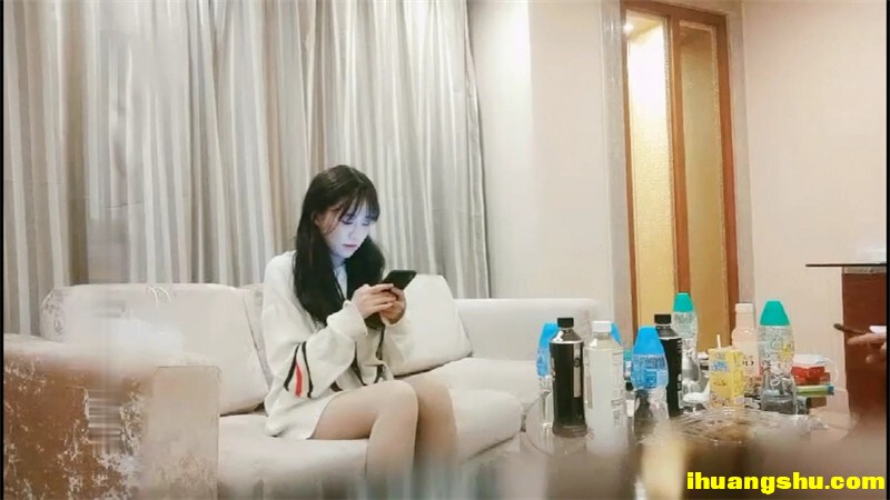 超气质极品女神大黑牛玩弄嫩鲍 酥软爆乳口罩依旧无法掩饰其散发魅力[1.08GB/MP4/WF]