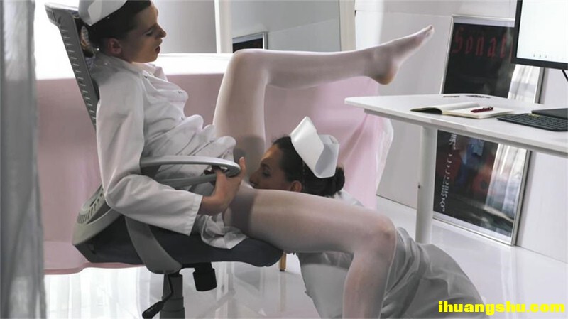 两个高挑美女护士制服白丝情欲躁动互相爱抚，戴上硕大鸡巴啪啪大力抽送[1.08GB/MP4/WF]