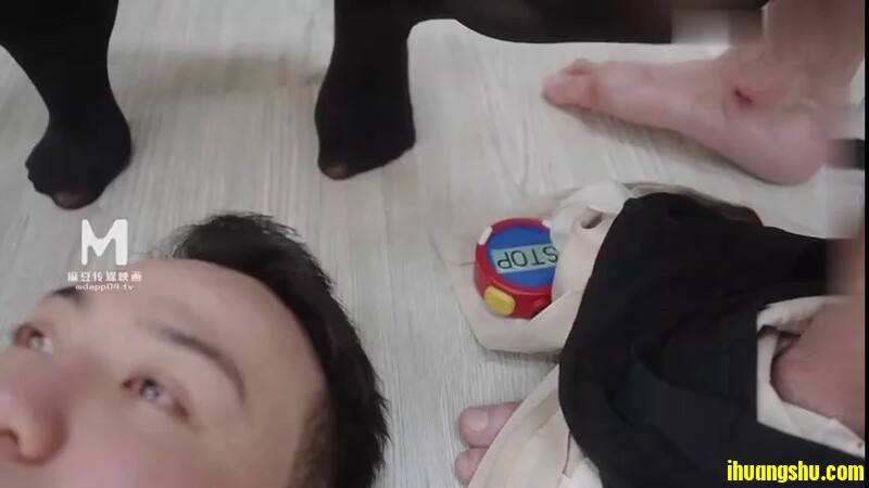 球衣漂亮小姐姐！拔下內褲扣穴！抓起大屌猛吃，騎乘位打樁機，從下往[MP4/1223MB/wf]
