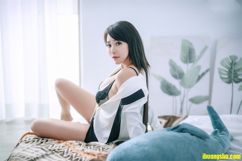 养了两个女儿的父亲好性福啊，青春活力肉体荡漾性感，争着舔吸鸡巴奶子摩擦[1.66GB/MP4/WF]
