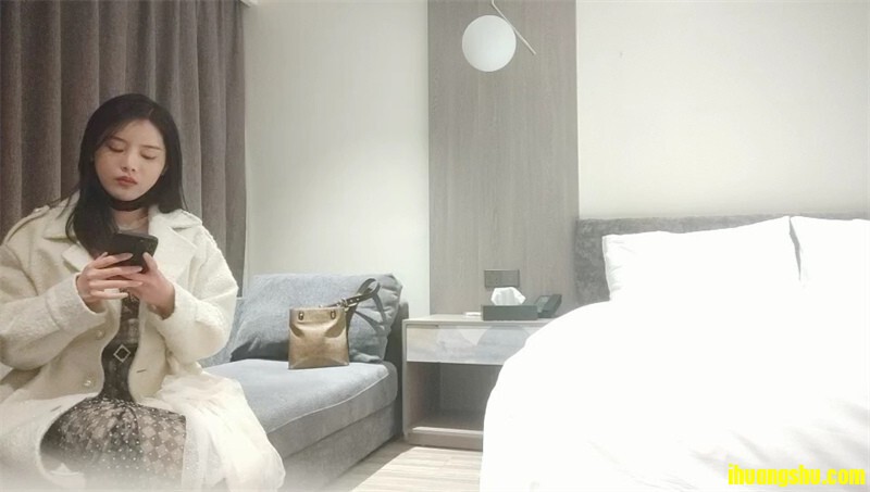 幸福大哥双飞两个极品大奶骚女，颜值高身材好玩的嗨，一起舔弄大鸡巴[605.64M/MP4/WF]