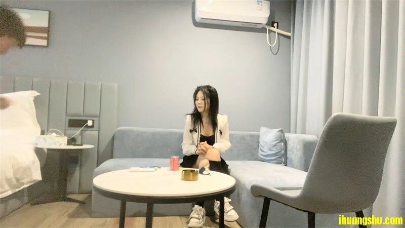 开着豪车带着两个高挑性感御姐到处旅游操穴，这丰满浑圆翘臀啪啪销魂啊[2.52GB/MP4/WF]