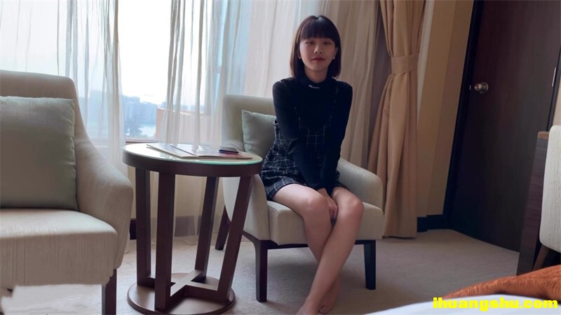 网红级新人美女骚话很多，宝贝我给你足交，掏出粉嫩奶子骚穴[720.49M/MP4/WF]