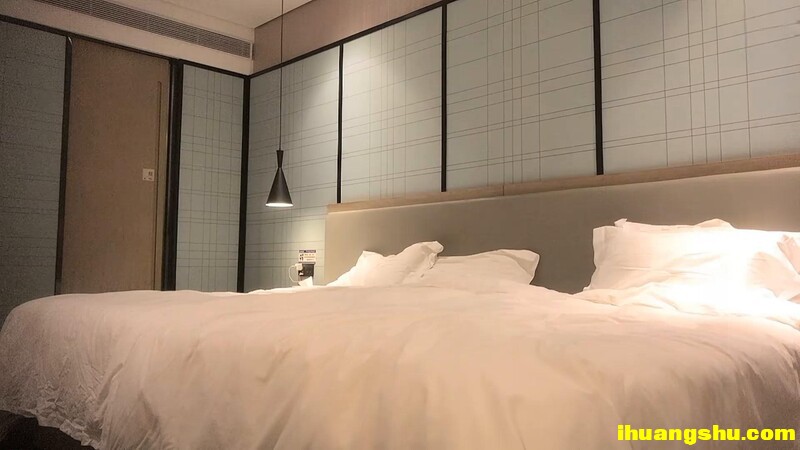 师徒4P极品外围小姐姐，粉嫩漂亮同床竞技劲爆，从选人到下播，[MP4/1350MB/kat]