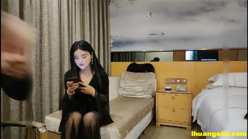 极品美腿非常淫荡，掰开多毛骚逼，洞洞清晰可见，舔弄假屌抽插[516.78MB/MP4/WF]