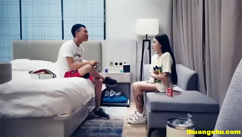 刚下海文静温柔美女，半脱下内裤扭动小腰，坐在椅子上双指扣弄很享受[251.62MB/MP4/WF]