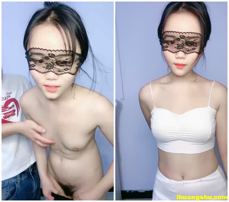 风骚小婊妹让小哥亲着小嘴玩奶子摸屁股慢慢扒光给狼友看，舔弄大鸡巴让小哥压在身下无