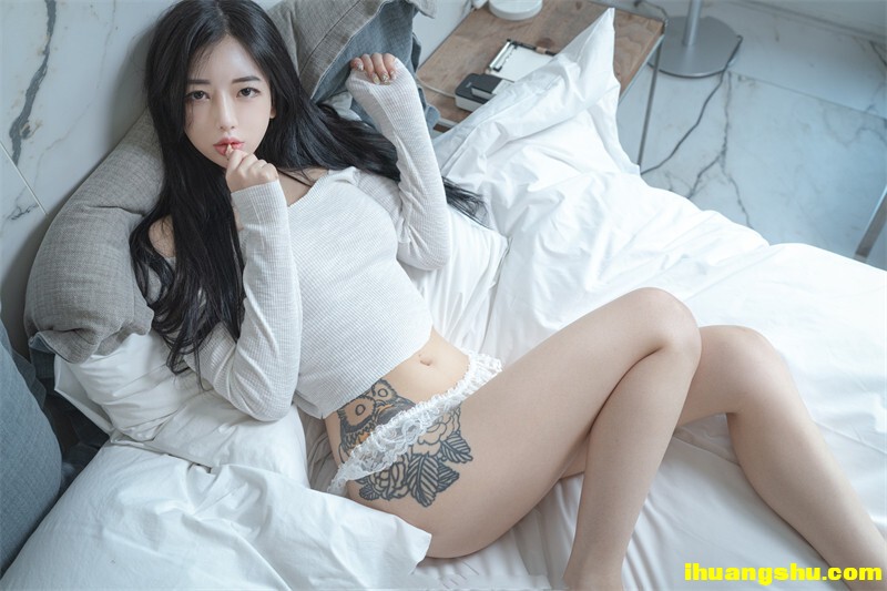 36D顶级美乳尤物，腰细胸大无赘肉，浴室洗澡湿身，揉搓两个大车灯，翘起屁股小露BB[480.71