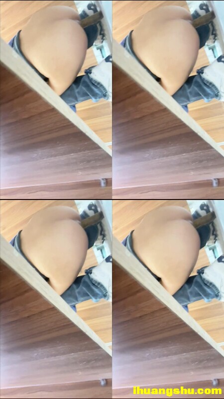 长相清纯的戴眼镜在培训室学习考研抄底她拉屎尿尿的小嫩逼看着[MP4/130MB/windfiles]